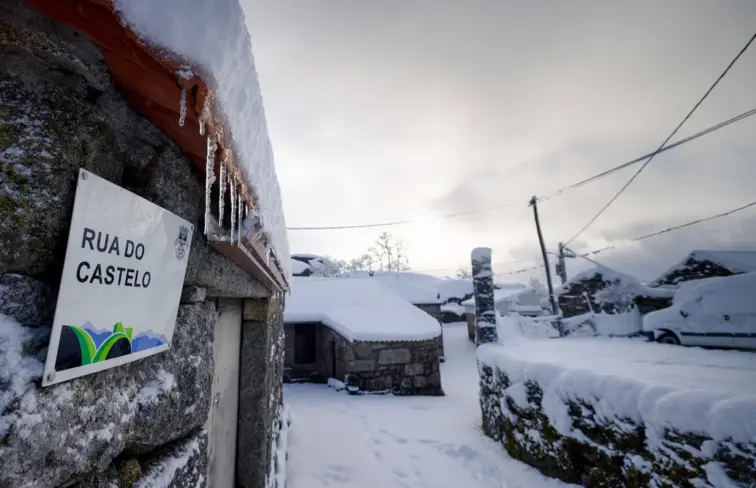 Ruas da aldeia coberta de neve.